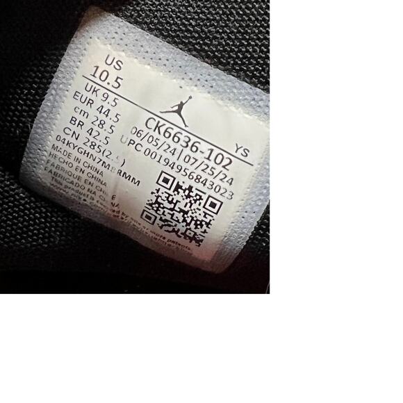 Nike Jordan Max Aura 2 White Black Gym Red Mens 10.5 main image 6